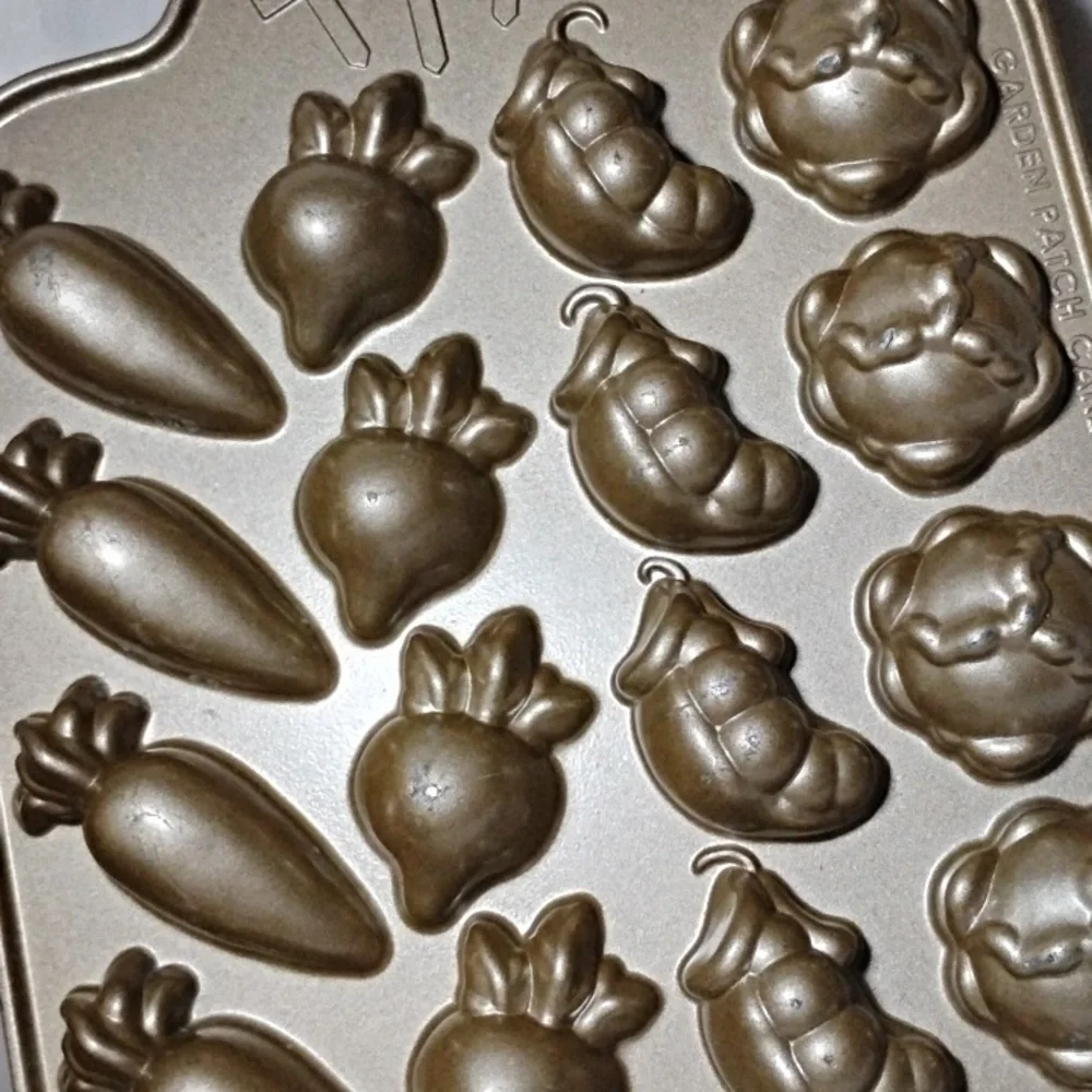 NordicWare Garden Patch Cakelet Pan
